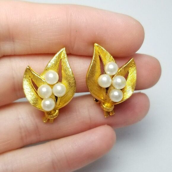 Vintage Leaf and Faux Pearl Clip On Earrings, Gold Tone 80s Style, Estate - Picture 5 of 6
